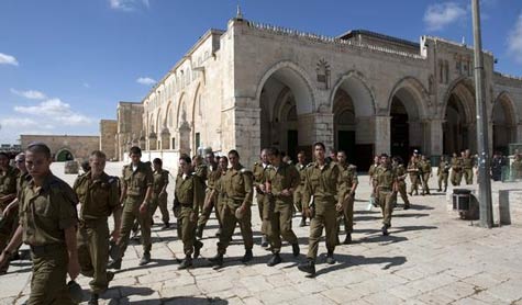 مستوطنون وحاخامات يقتحمون &rsquo;الأقصى&rsquo; وسط توتر شديد 