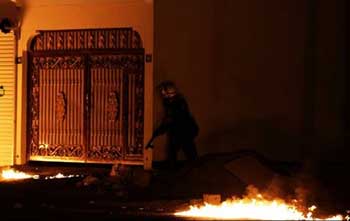 اعتقال 11 شخصاً بتهمة رفع شعارات سياسية