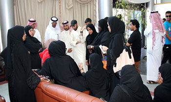 عشرات الطلبة والمسرحين من وظائفهم يحتجون في &rsquo;دلمون&rsquo;