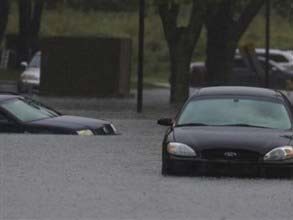 أميركا.. فيضانات تحاصر العشرات في لويزفيل 