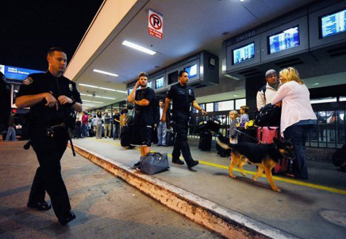 اطلاق نار في مطار لوس انجليس
