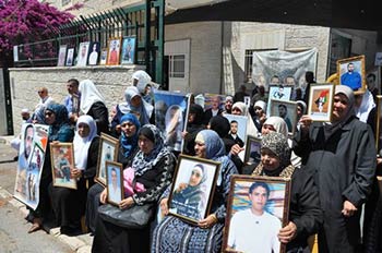 ياسمين إبنة الاسير يوسف مصالحة تعيش حرية أبيها 