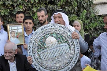 ياسمين إبنة الاسير يوسف مصالحة تعيش حرية أبيها 