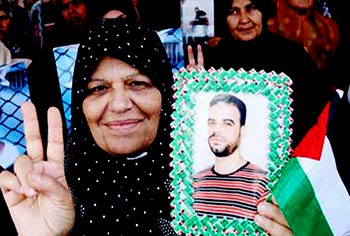 ياسمين إبنة الاسير يوسف مصالحة تعيش حرية أبيها 