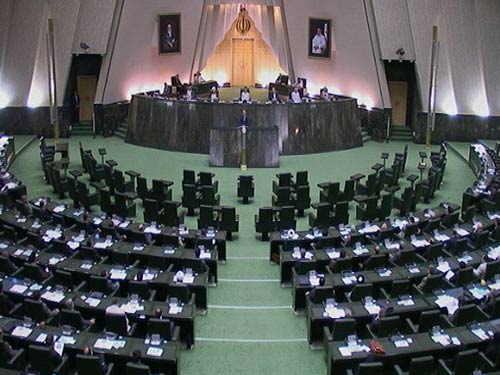 البرلمان الإیراني یلوح بتكليف الحكومة تطوير التقنية النووية 