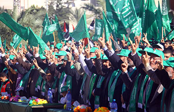 على مدى السنوات الـ 25 اللاحقة، فقد قلبت حماس الطاولة، لتصبح حكومة الأمر الواقع في غزة وتهدد تفوق فتح بصفتها الصوت المعبِّر عن الشعب الفلسطيني. وبغض النظر عن بعد النجاح الذي تنظر إليه ـ اعتراف الدول العربية والإسلامية، العلاقات مع &rsquo;إسرائيل&rsquo;