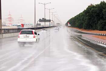 الإمارات: تعليق جزئي للدراسة وعواصف رعدية