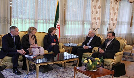 جواد ظريف وكاثرين اشتون خلال الاجتماع إيران: لن نقبل اتفاقا يسلبنا حق ’التخصيب’