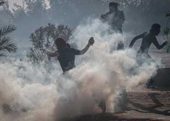 مساعٍ لإيقاف وصول شحنة قنابل الغاز الى البحرين