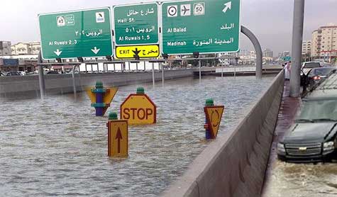السعودية: سيول تعطل الحياة العامة