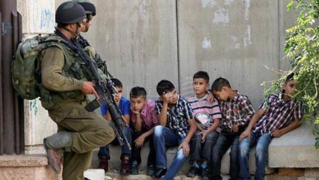ترهيب الاطفال من دون عذر أو سبب ! الأطفال المعتقلون في سجون الإحتلال