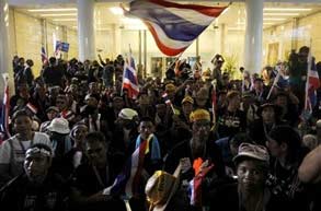 محتجون مناهضون للحكومة يقتحمون وزارة المالية في تايلاند