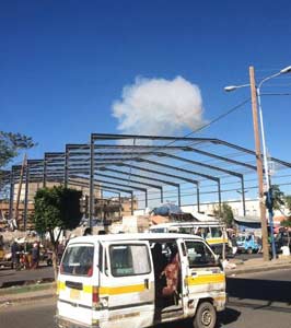 انفجار ضخم واشتباكات في مقر وزارة الدفاع اليمنية اليمن.. عشرات القتلى بهجوم على وزارة الدفاع