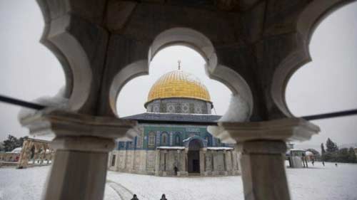 توتر شديد  بالأقصى وشرطة الاحتلال تحاصر المصلين