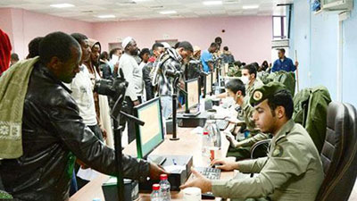 السعودية: ترحيل ربع مليون عامل خلال شهر ونصف
