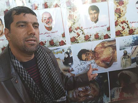 والد الشهيد علي بداح آباء الشهداء في معرض ’الثورة البحرينية المظلومة’ في كربلاء