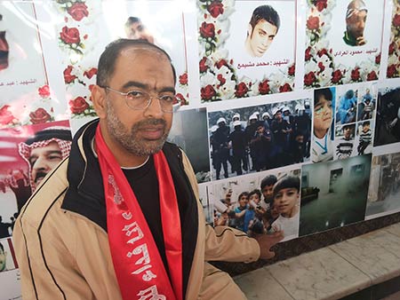 والد الشهيد حسين علي أحمد الجزيري آباء الشهداء في معرض ’الثورة البحرينية المظلومة’ في كربلاء