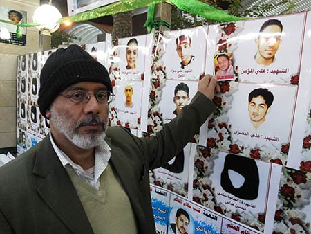 والد الشهيد غلي مؤمن آباء الشهداء في معرض ’الثورة البحرينية المظلومة’ في كربلاء