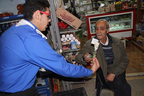 
زيارة معايدة من حزب الله لأهالي الحارة القديمة في صور