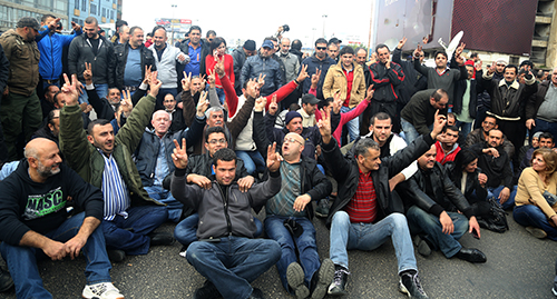 مياومو كهرباء لبنان يحتّجون على صرف 62 موظفاً من الخدمة ويقطعون طريق الدورة