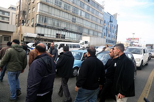 مياومو كهرباء لبنان يحتّجون على صرف 62 موظفاً من الخدمة ويقطعون طريق الدورة
