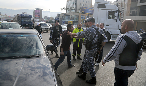 مياومو كهرباء لبنان يحتّجون على صرف 62 موظفاً من الخدمة ويقطعون طريق الدورة
