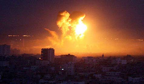 العدو يغير على قطاع غزة