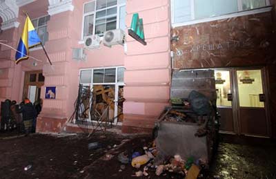 محتجون يستولون على وزارة العدل في كييف "طلبا للدفء" محتجون يستولون على وزارة العدل في كييف ’طلبا للدفء’