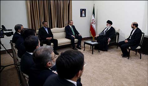 الامام الخامنئي: علاقة اخوة ومحبة بين تركيا وايران
