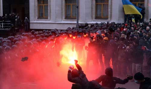 احتدام المواجهات بين المتظاهرين والشرطة وسط كييف