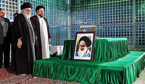 الامام الخامنئي يزور مرقد الامام الخميني (قدس سره) الامام الخامنئي يزور مرقد الامام الخميني (قدس سره)