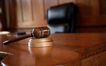 تقرير يكشف فضائح المحاكم البحرينية: بلغ الأمر حد الإجابة عن الضباط!