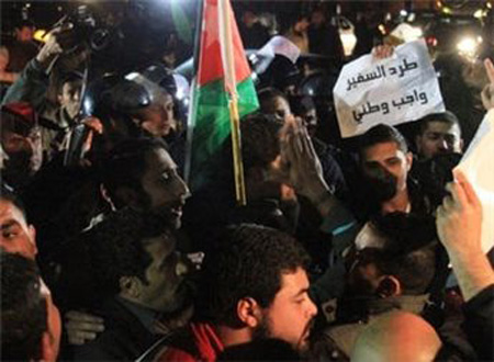غضب اردني امام مقر سفارة الكيان الصهيوني في عمان
