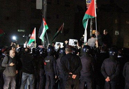 غضب اردني امام مقر سفارة الكيان الصهيوني في عمان
