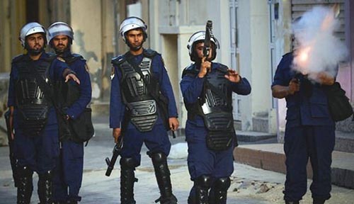 
قوات مدججة بالسلاح تقتحم الأحياء السكنية الآمنة داخل السنابس