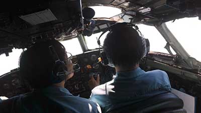 مواصلة البحث عن آثار للطائرة الماليزية