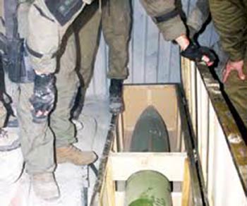 الجيش الاسرائيلي يفرغ حمولة السفينة البنامية 