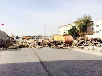 الأمن البحريني يغلق طرقاً فرعية بالسواتر الترابية 