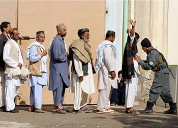 المرشحون للرئاسة يتحدثون عن &rsquo;تزوير&rsquo; و&rsquo;مخالفات&rsquo; 