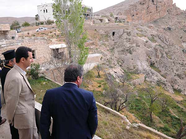 الأسد هنّأ المسيحيين بالفصح.. من قلب معلولا