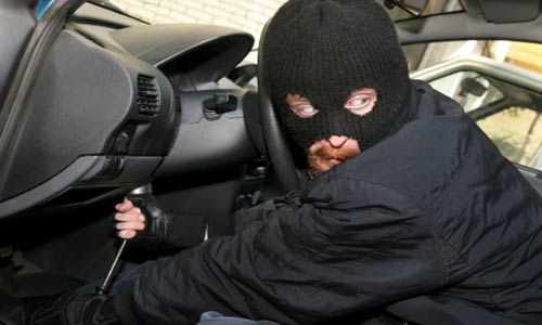 عنصر امني يضرب سجينين وجندي يحرق عامل بداعي المزاح 