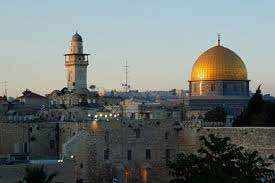 بلدية القدس تصادر الخبز والكعك العربي 