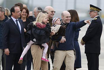 الصحافيون الفرنسيون المختطفون يصلون الى فرنسا 