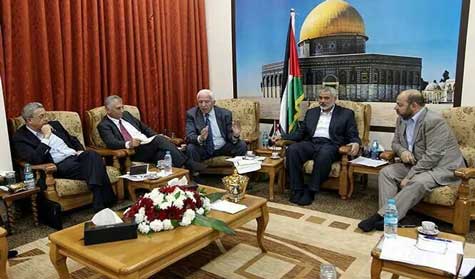 الفلسطينيون يطوون صفحة الخلافات واتفاق برسم التنفيذ