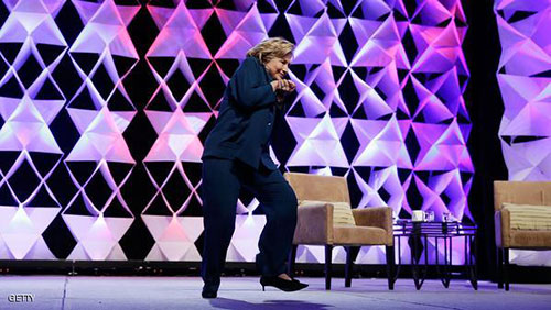 بالفيديو: امرأة ترشق هيلاري كلينتون بالحذاء !