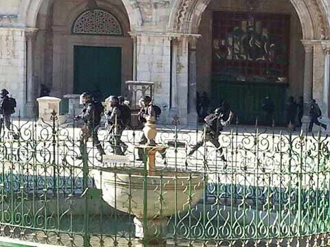 مواجهات عنيفة بين قوات العدو والفلسطينيين  
