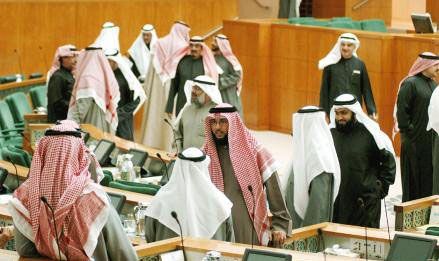 الكويت: نواب يطلبون استجواب رئيس الحكومة في قضايا فساد