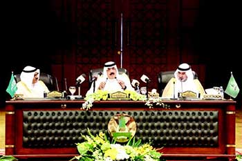 الرياض: وزير الحرس الوطني يطالب بإلحاق المرأة بالقطاعات العسكرية