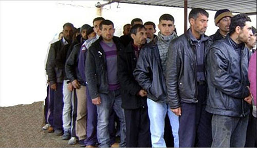 
56 مسلحا يسلمون أنفسهم للجيش بريف دمشق