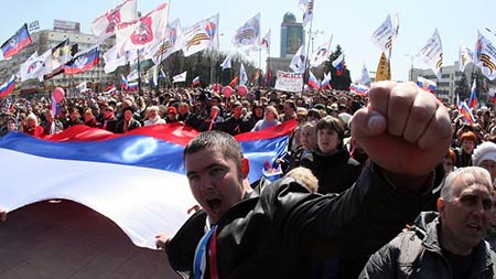 متظاهرون بـ&rsquo;دونيتسيك&rsquo; يطالبون بـ&rsquo;الإنضمام&rsquo; لروسيا 